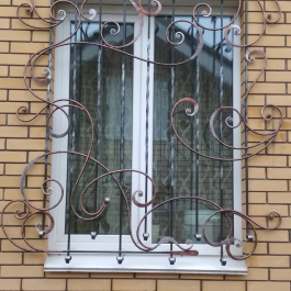 Решетка для окна с коваными элементами